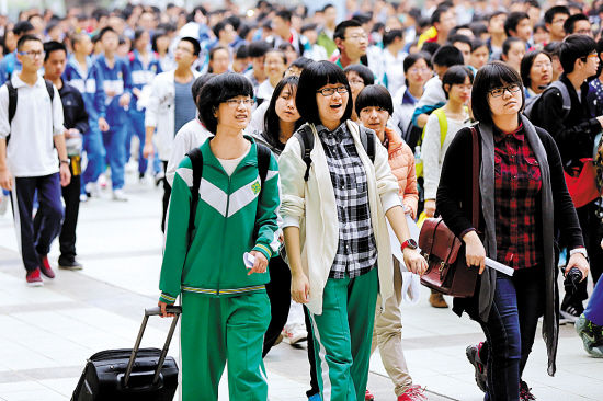 3月1日上午，华南理工大学自主招生考试开考。考生带着行李轻松进场 羊城晚报记者 陈秋明